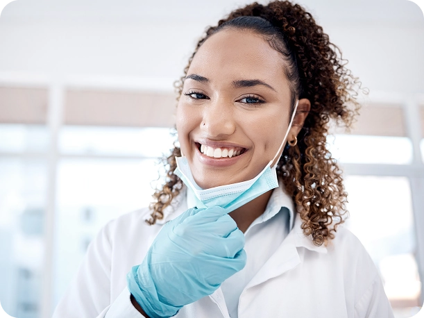 Dentista segurando a mascara